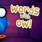 Modrá sova s veľkými okuliarmi stojaca na podstavci, vedľa textu words with owl na fialovom pozadí