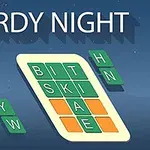 Zelené a oranžové písmená na hracej ploche s textom WORDY NIGHT na tmavomodrom pozadí s vetvičkami a hviezdami