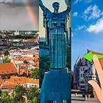 Koláž so štyrmi vertikálnymi pruhmi zobrazujúcimi mestskú panorámu s dúhou, sochu so vztýčenými rukami, ruku ukazujúcu na sochu a veľkú sochu na plošine