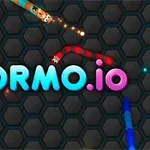 Farebné hady pohybujúce sa po tmavom šesťuholníkovom pozadí s nápisom „WORMO