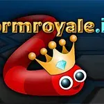 Červený červ s korunkou a výraznými očami na tmavom pozadí s nápisom wormroyale