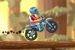 Muž na modrej motorke s prilbou jazdí po drevenej klade v lese