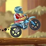 Muž na modrej motorke s prilbou jazdí po drevenej klade v lese