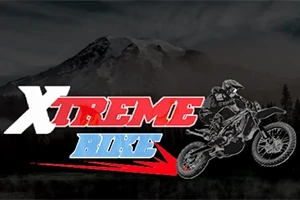 Nápis Xtreme Bike s motorkárom na motorke pred horou