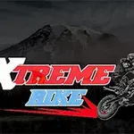 Nápis Xtreme Bike s motorkárom na motorke pred horou