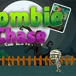 Karikatúrna scéna s postavou v mumiovom obväze, dieťaťom, dreveným plotom, kostrou a veľkým nápisom Zombie Chase na pozadí noci s mesiacom
