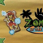 Postava zombíka na pláži vedľa tmavého loga s palmami a nápisom Zombies at the Beach